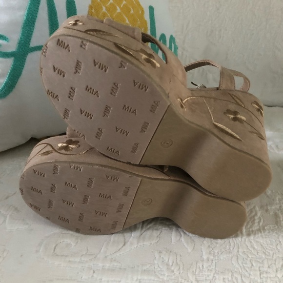 Mia beige wedges. Sz 6 - Picture 3 of 5